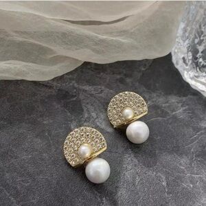 BRAND NEW🐚 Shell-Inspired Stud Earrings with White Pearl